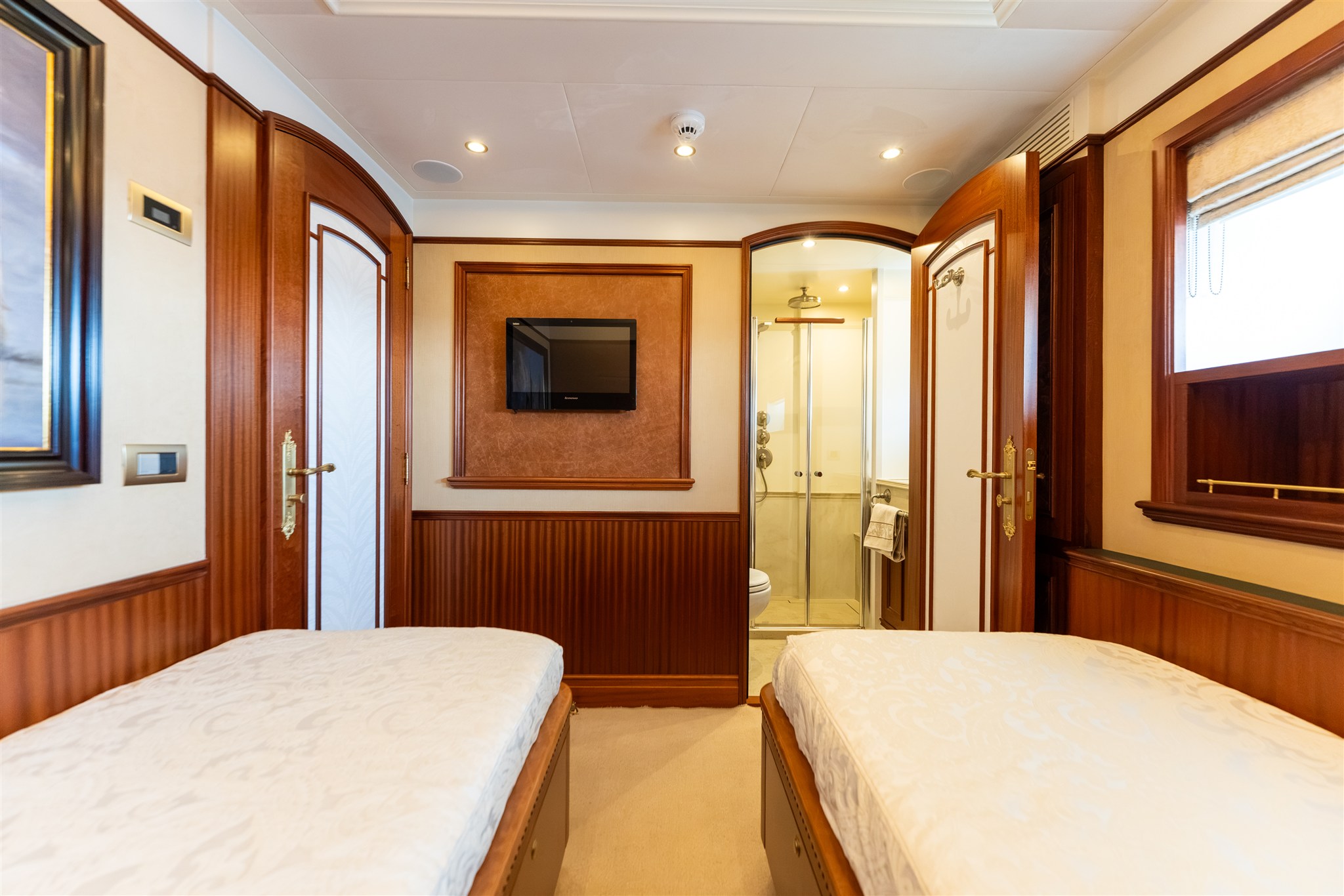 foto: 85 Van Der Valk Shipyard Custom Explorer