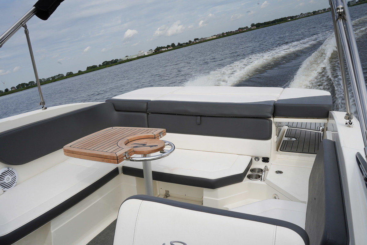 foto: 48 Sea Ray  SPX 230