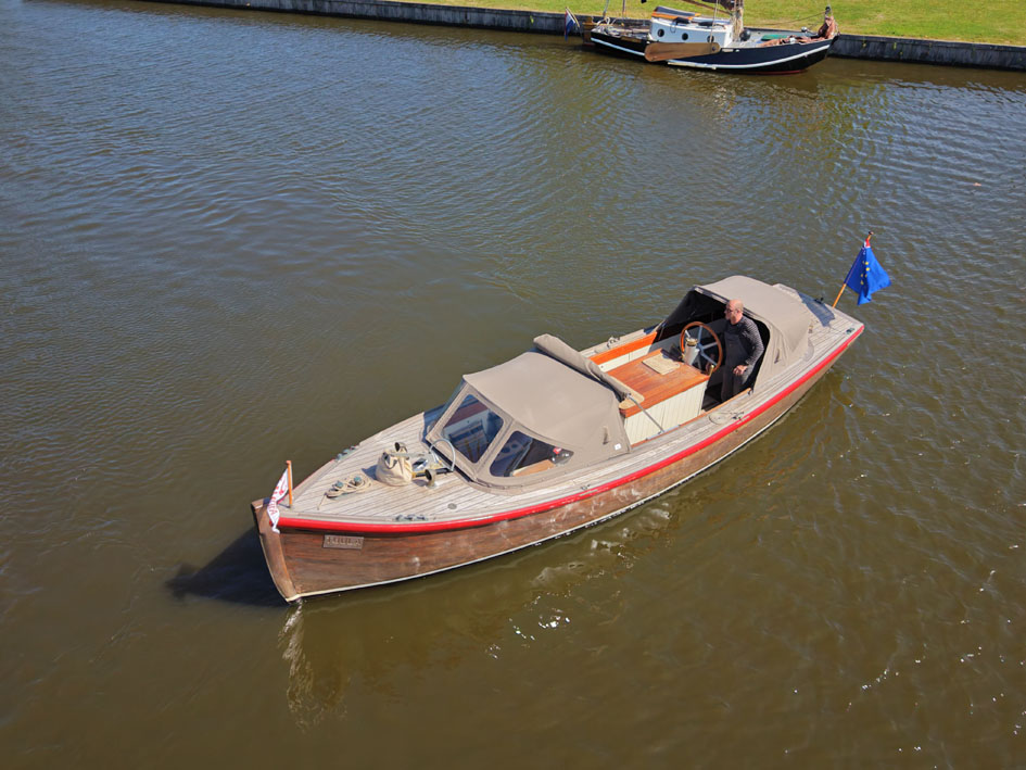 foto: 31 ex Marine Motorsloep 30