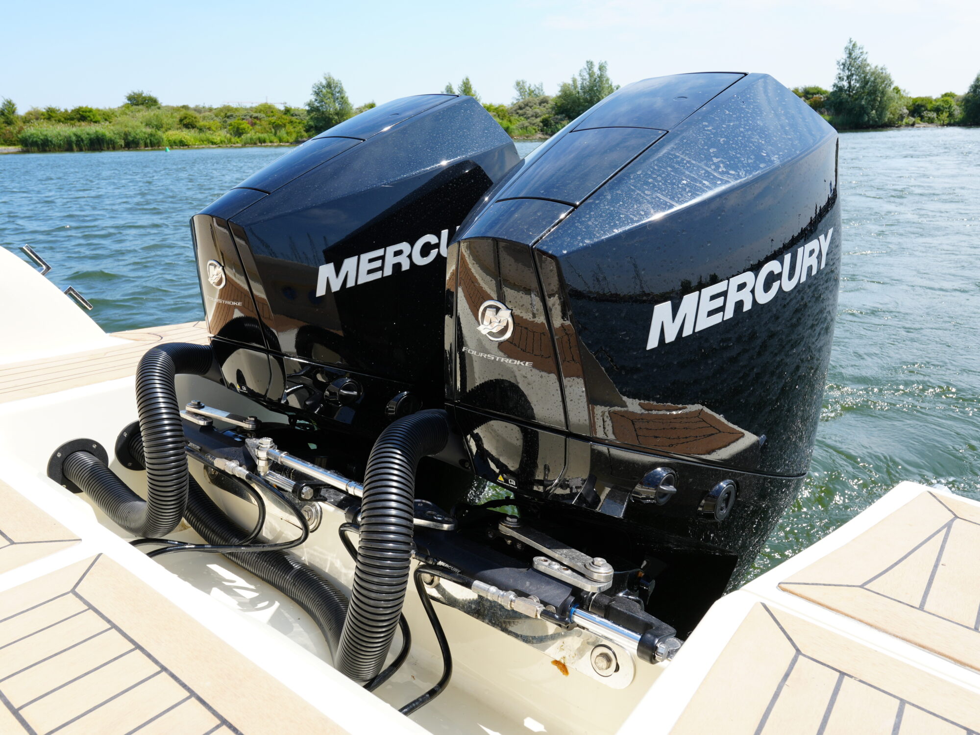 foto: 32 Invictus Invictus 270 CX