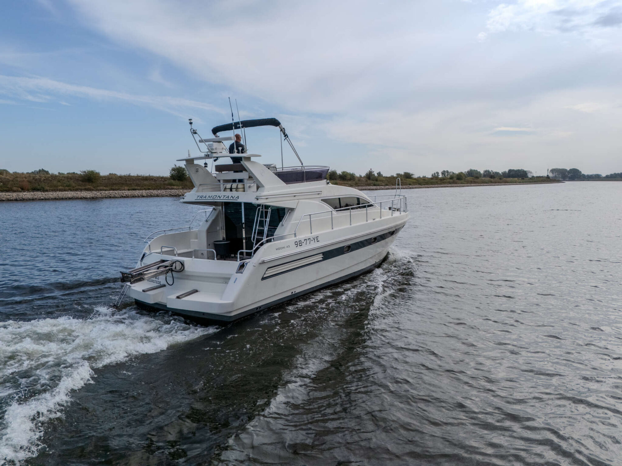 foto: 63 Mochi Craft Mochi Craft 43 Flybridge