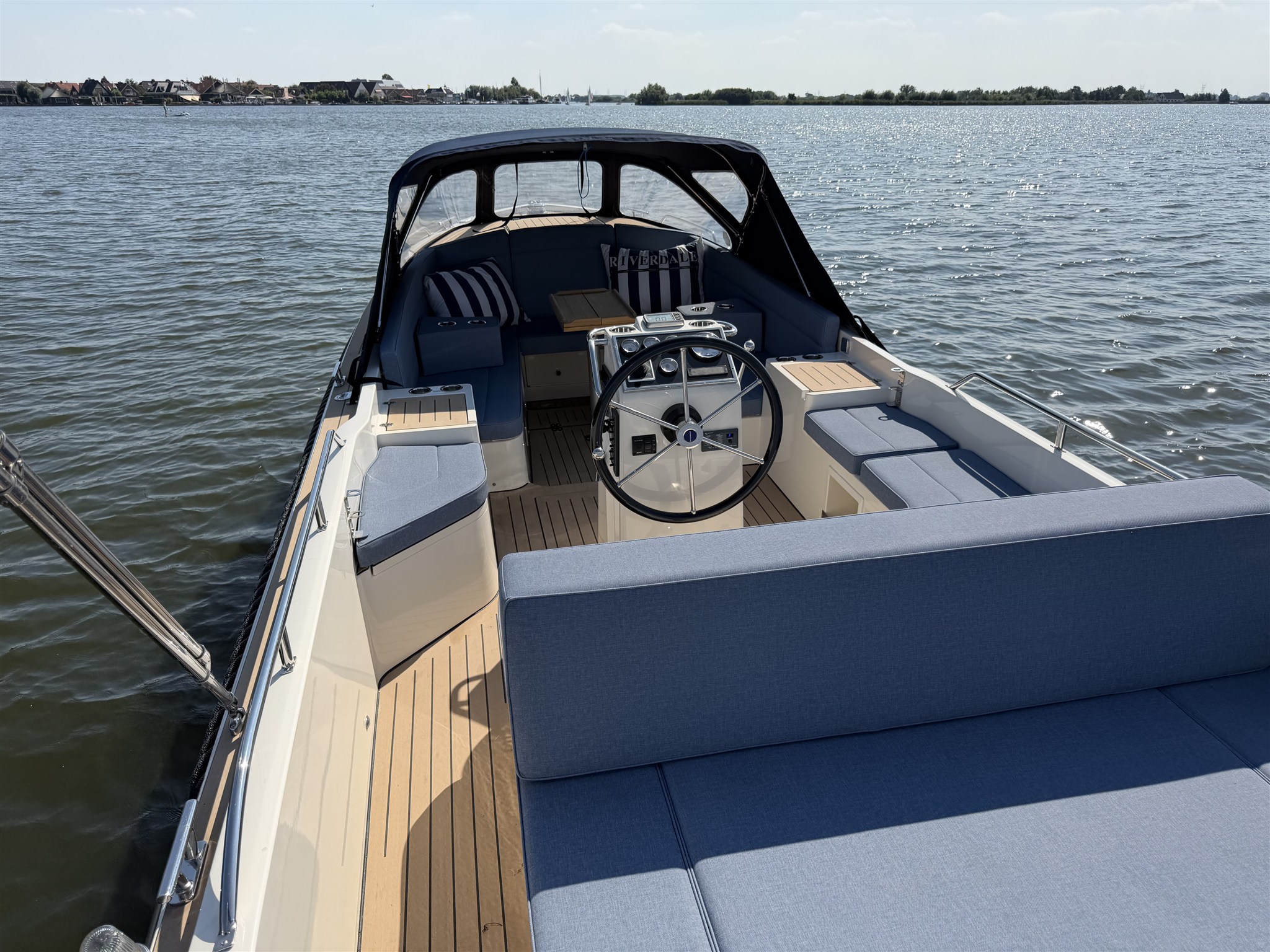 foto: 34 Interboat Intender 750 Cabin