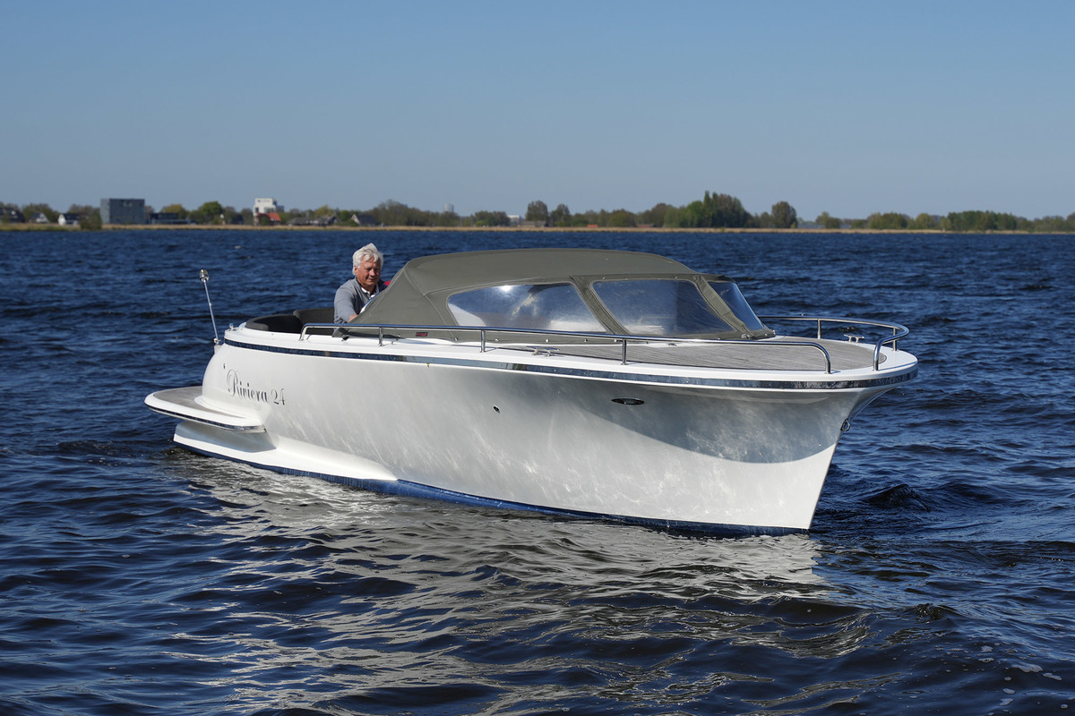 foto: 32 Riviera 24