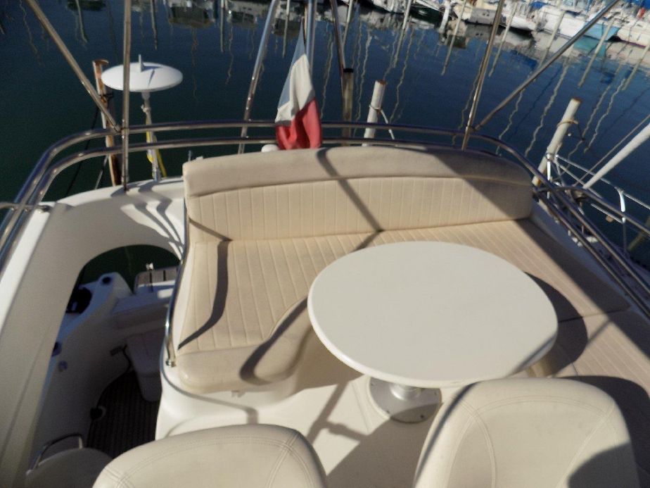 foto: 9 Jeanneau Prestige 32 Fly