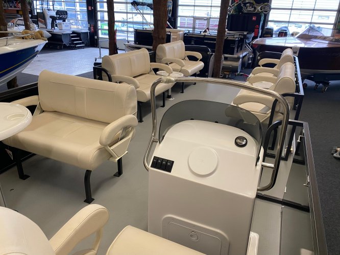 foto: 24 Funcruiser Pontoon 650