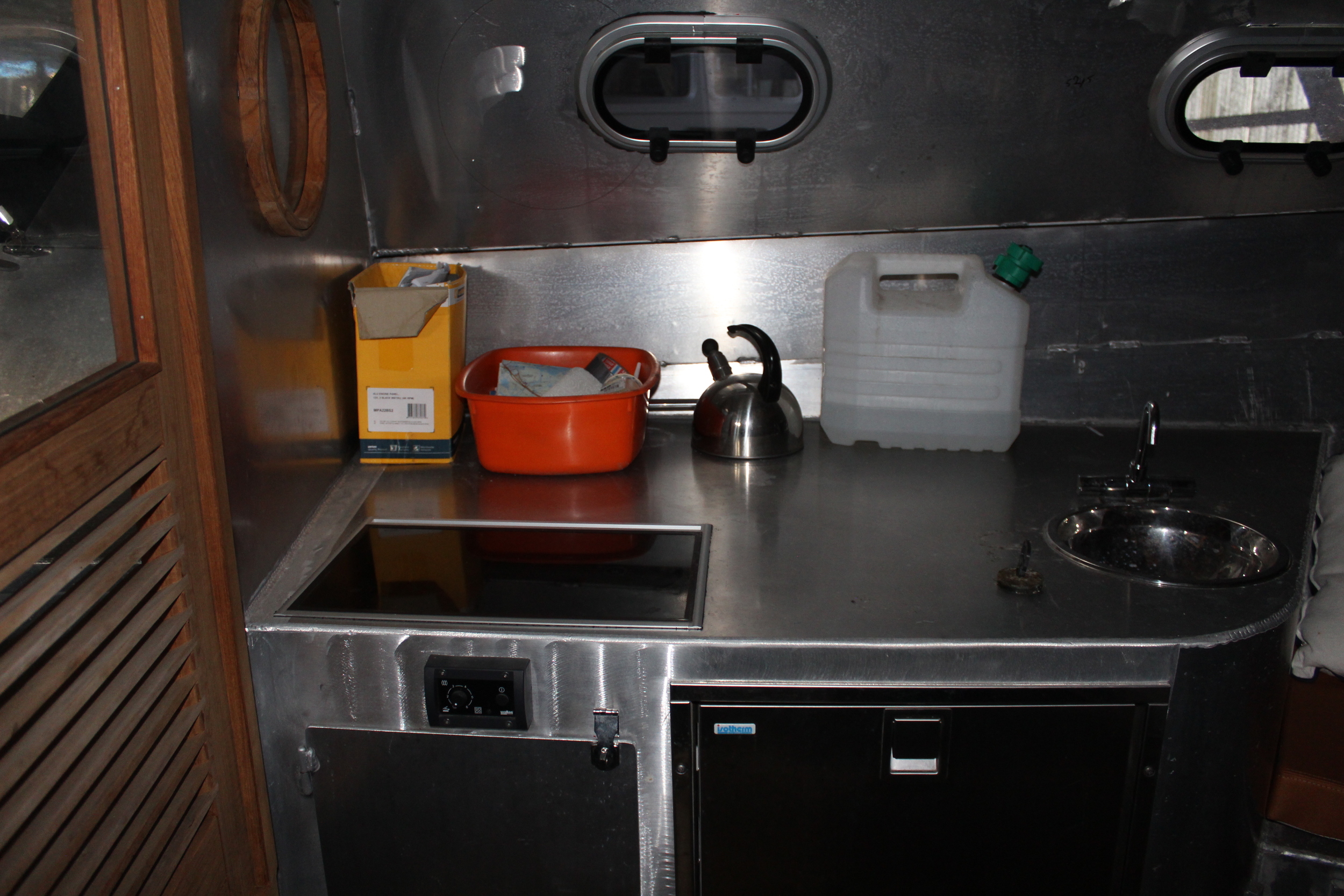foto: 36 Black Fish Cabin 850 XL