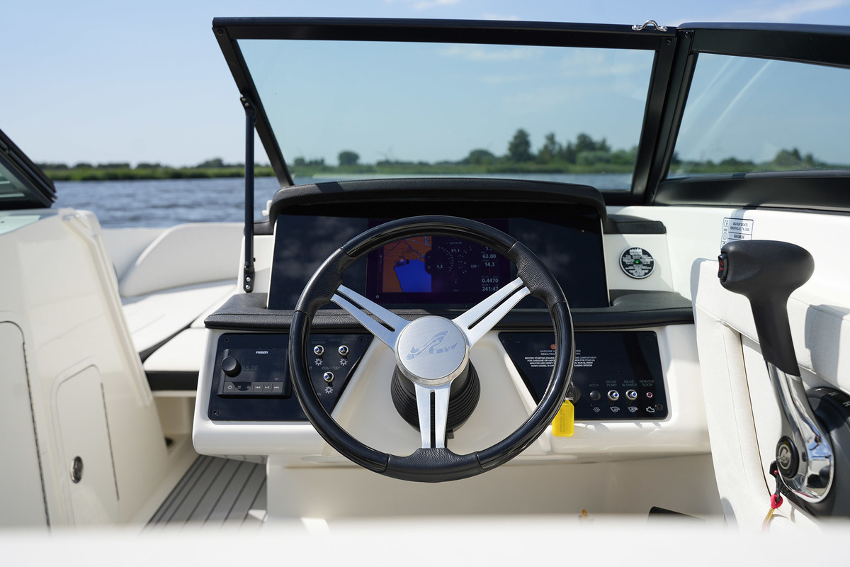 foto: 35 Sea Ray 210