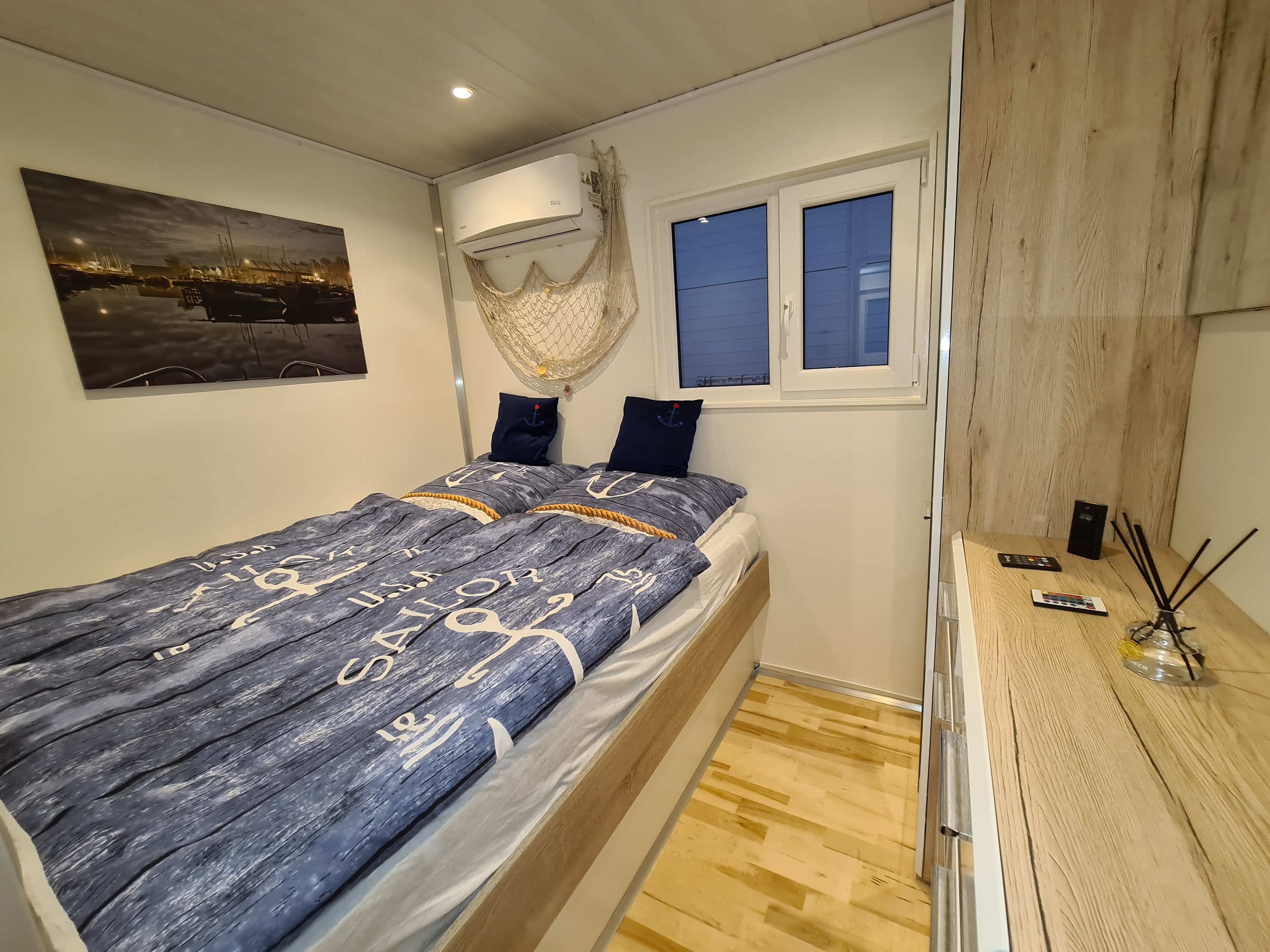 foto: 28 Houseboat LST Sneek 49