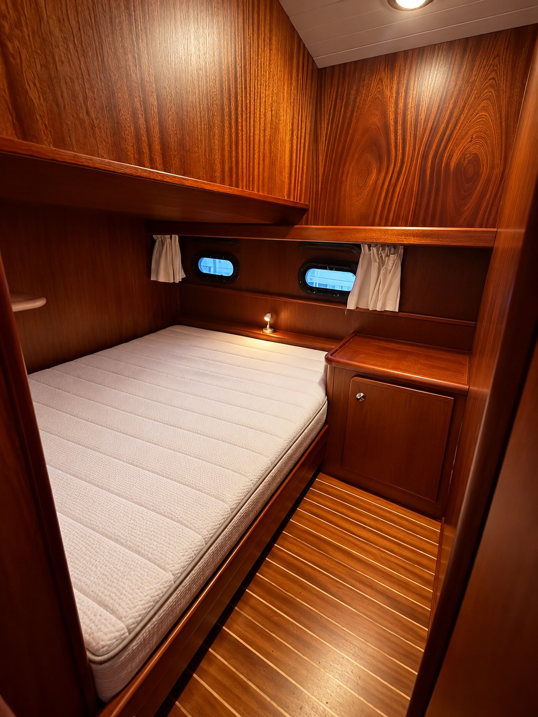 foto: 20 Crown yachts Crown Cruiser 12.85 OK Spiegeldeur