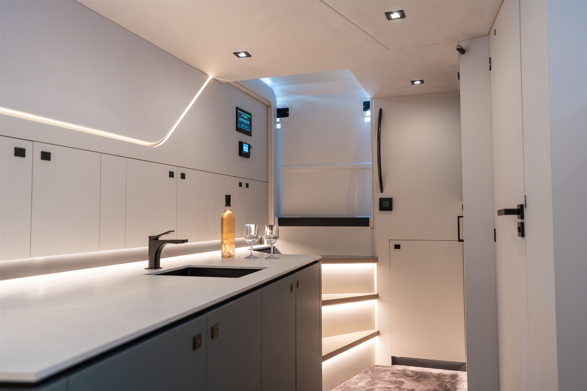 foto: 25 Vanquish Yachts VQ 54