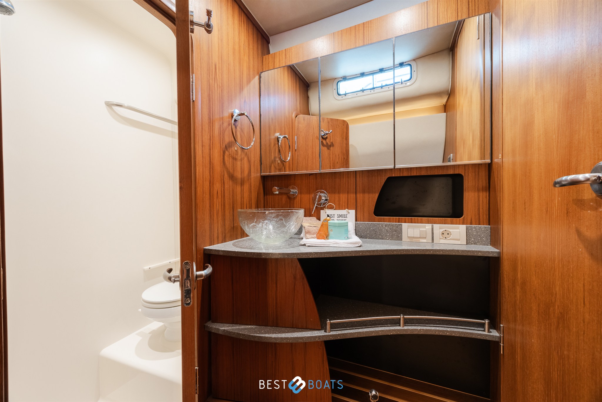 foto: 47 Tiara Yachts 4300 Sovran
