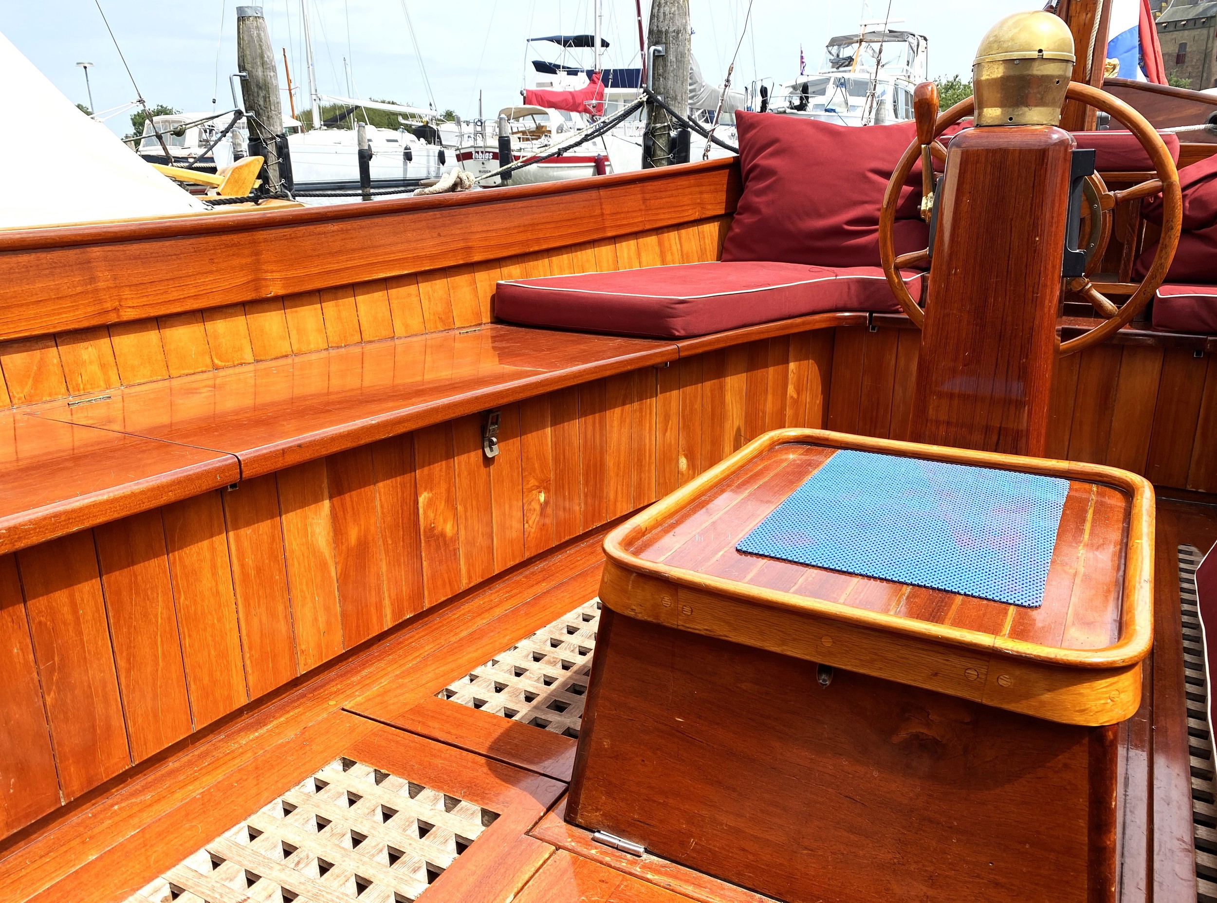 foto: 19 Scherpel Kajuitsloep Teak/ Mahonie