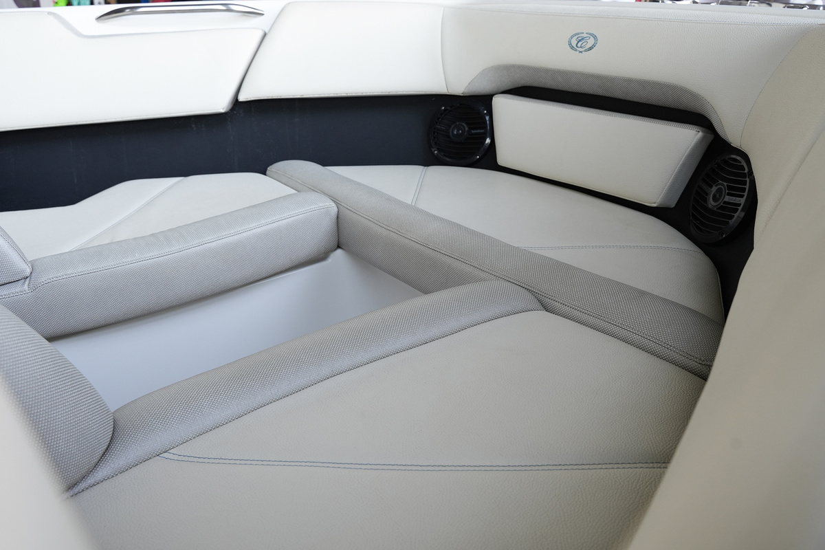 foto: 44 Cobalt CS23