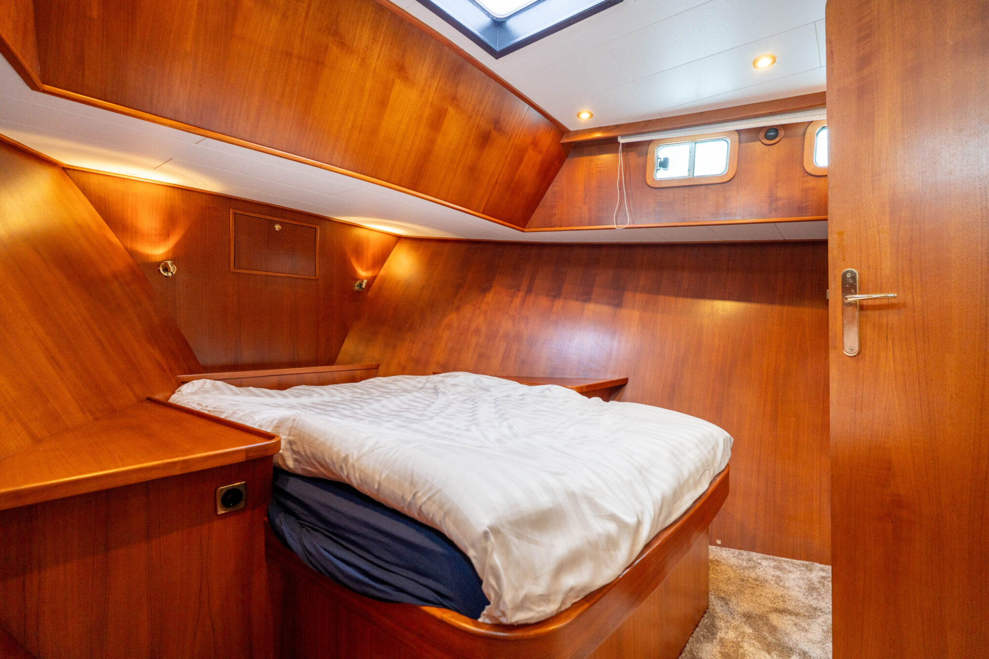 foto: 35 Pieter Beeldsnijder Pieter Beeldsnijder Spiegelkotter 15.00 VS