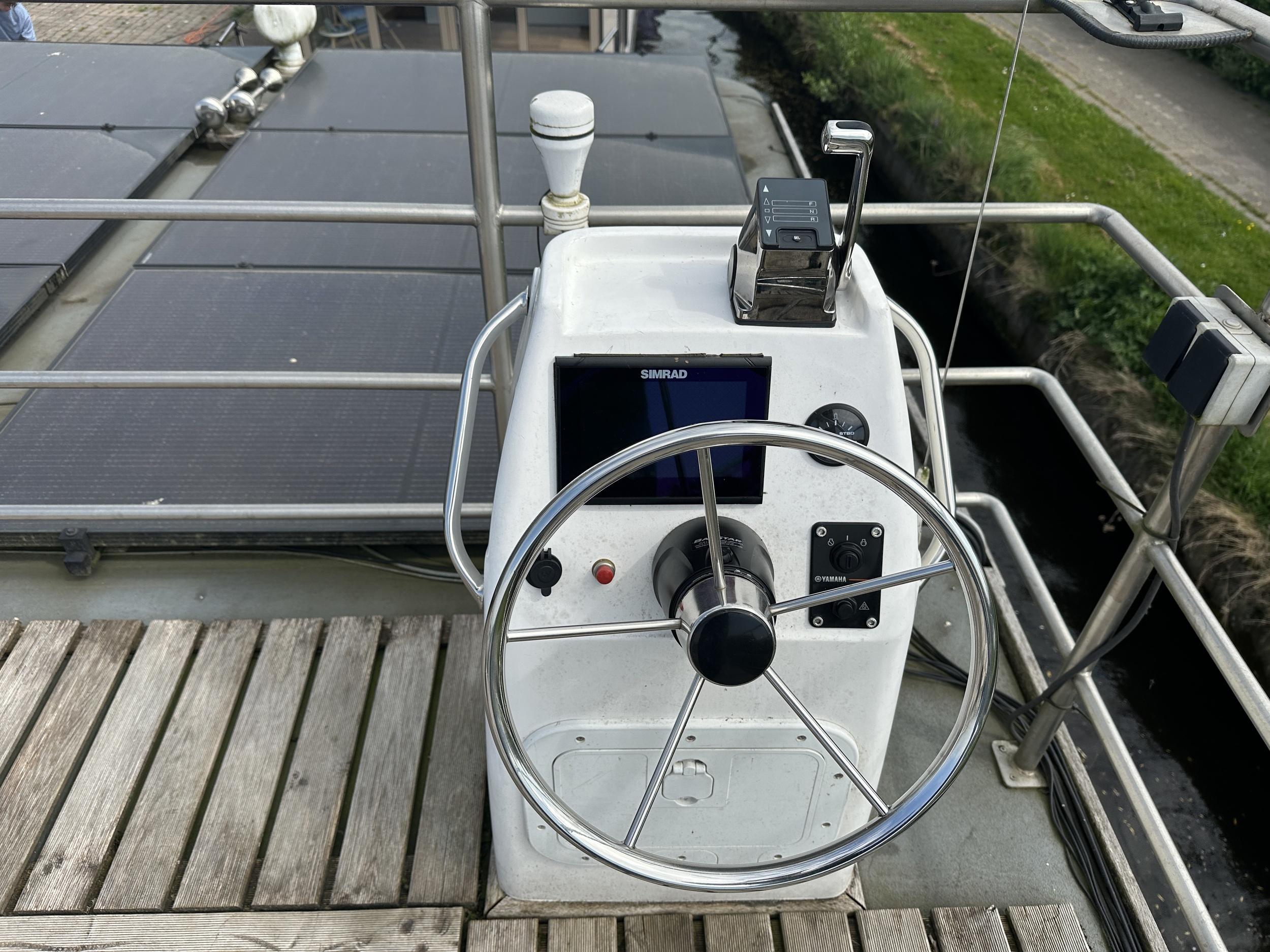 foto: 37 Lotus Houseboats 12 XT - Boven Besturing