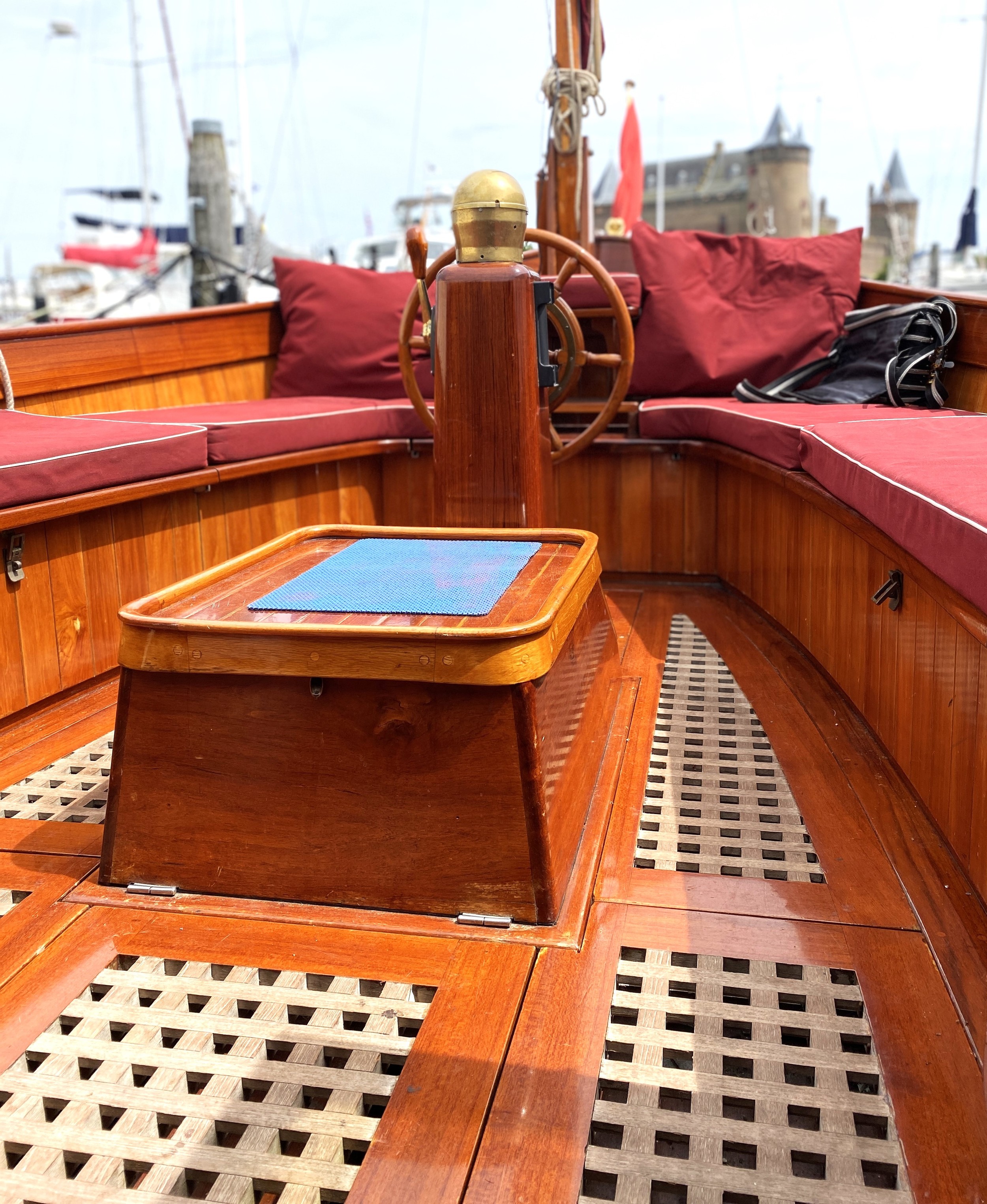 foto: 20 Scherpel Kajuitsloep Teak/ Mahonie