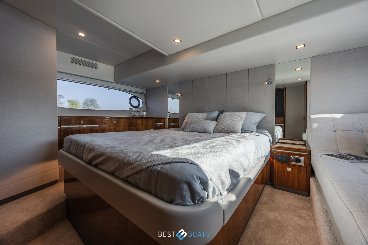 foto: 70 Riviera 4600 SPORT YACHT-PLATINUM EDITION