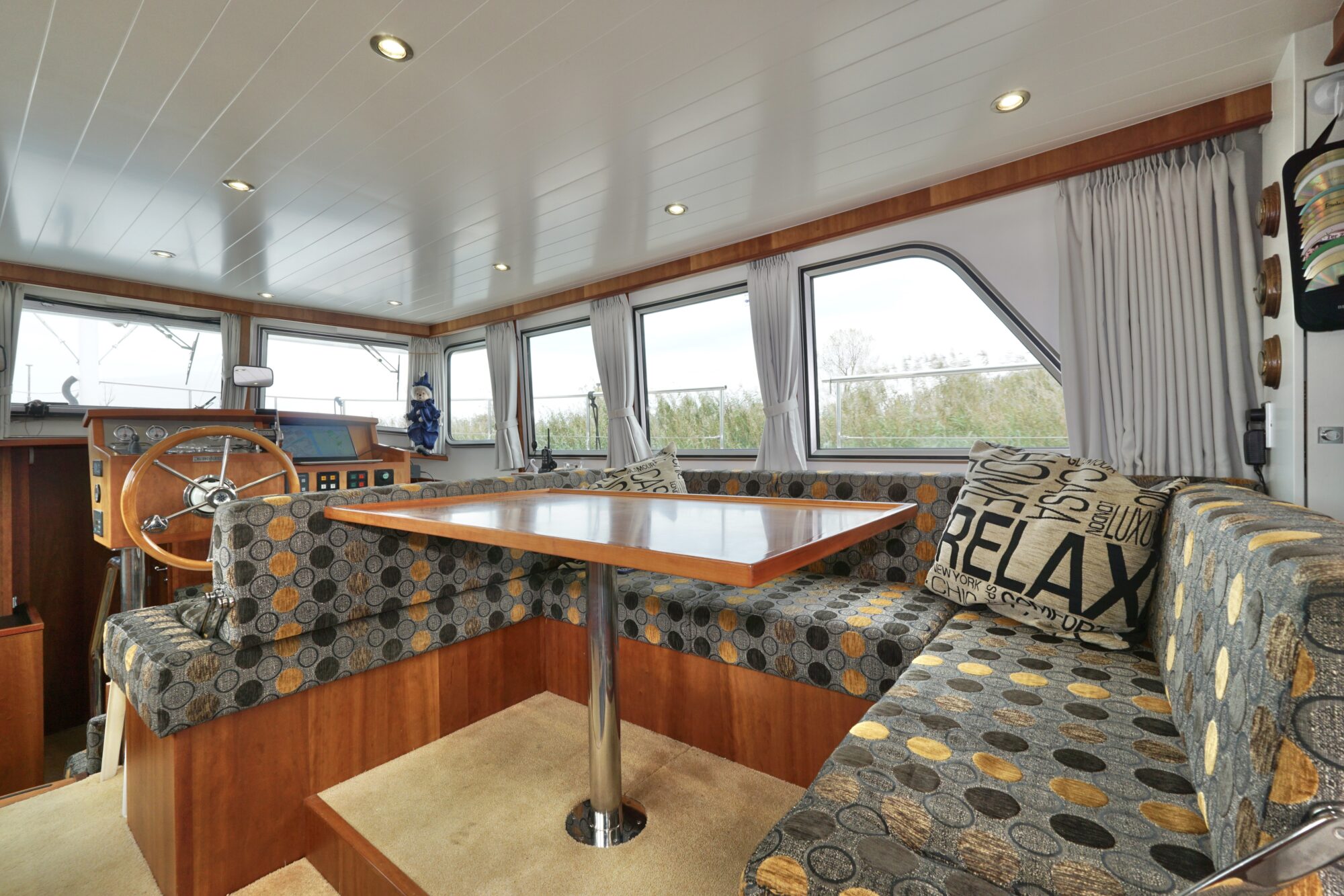 foto: 148 Serious Yachts Serious Yachts Gently Low Bridge 45 Sedan