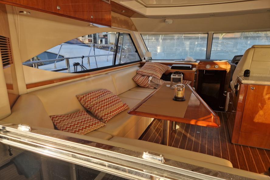 foto: 28 Riviera 4700 Sport Yacht