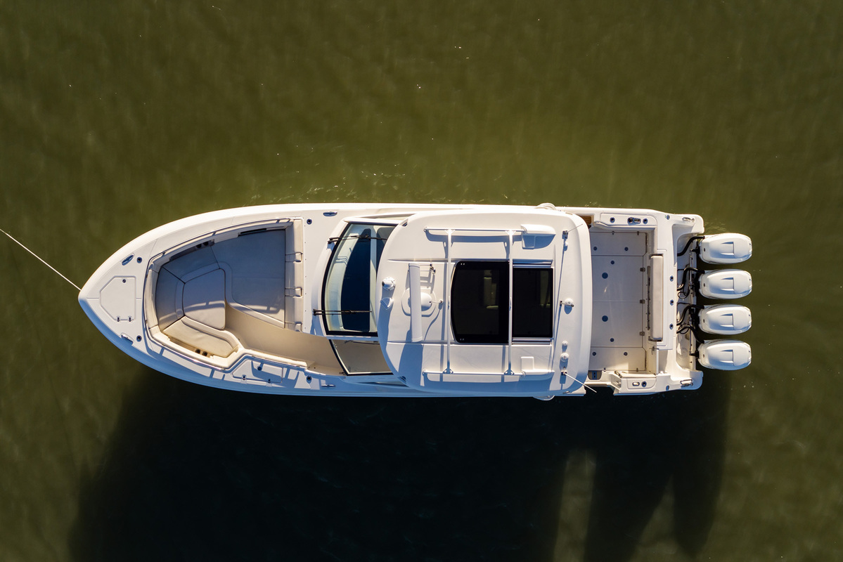 foto: 28 Boston Whaler 380 Realm