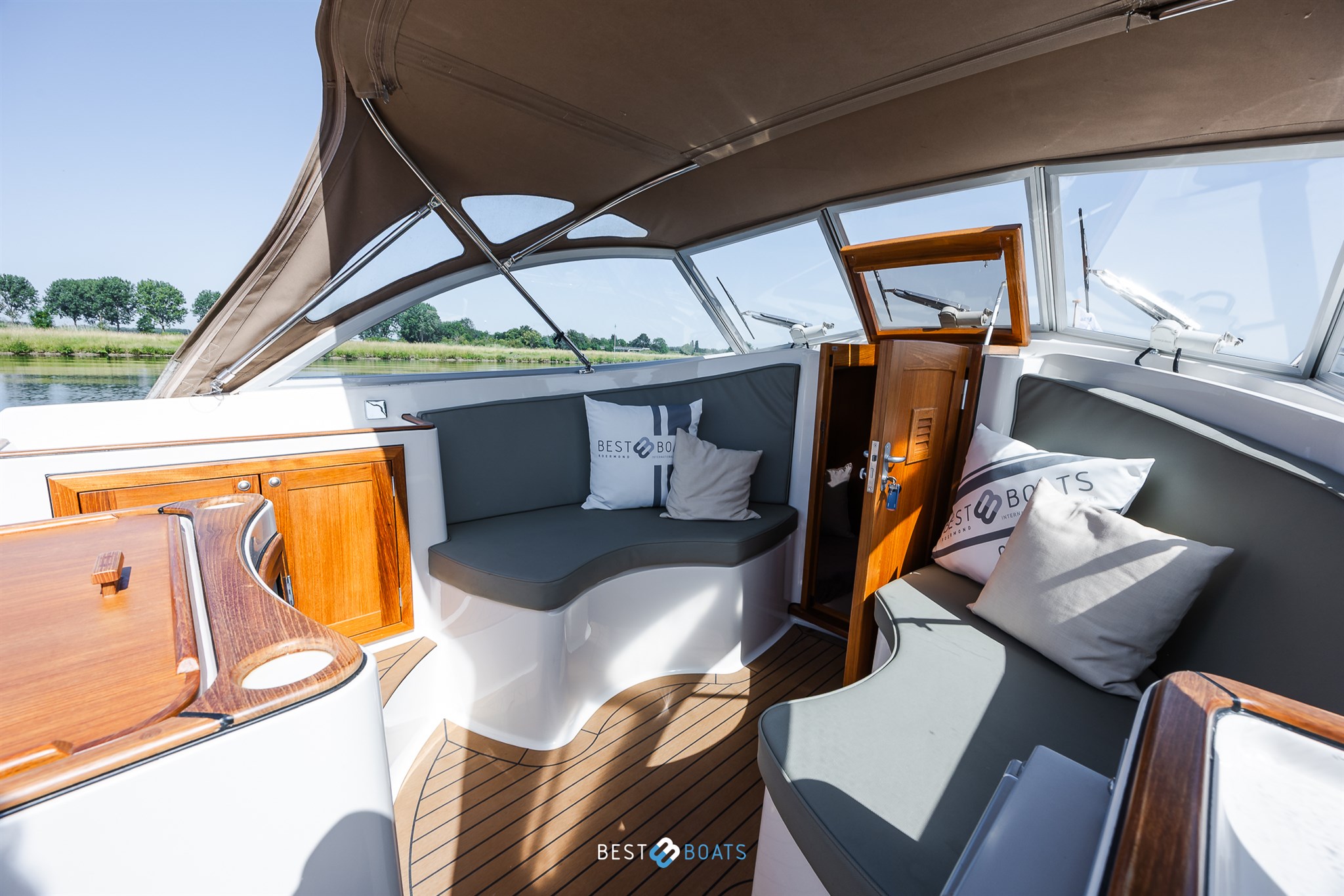 foto: 33 Interboat Intercruiser 27 Cabin