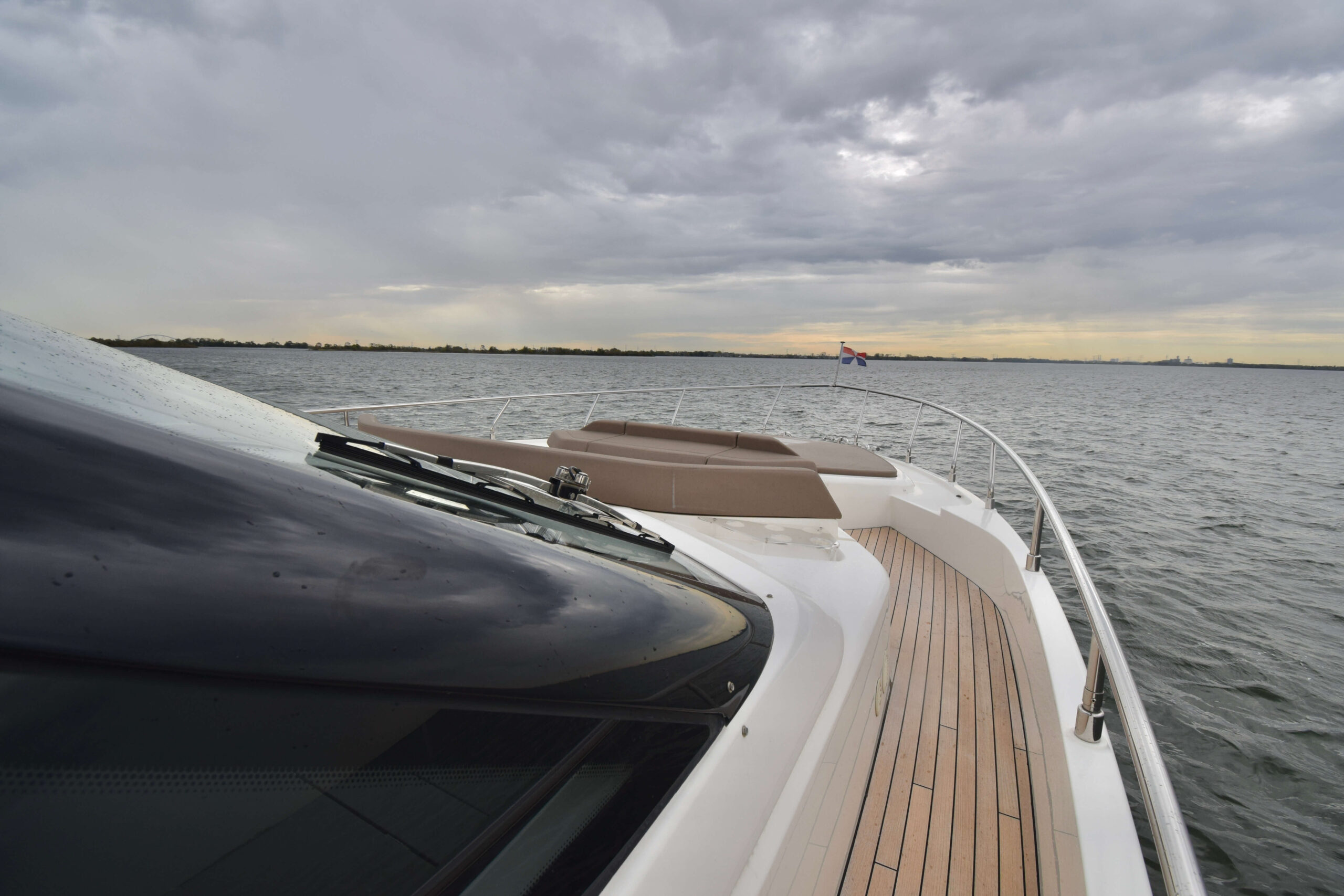 foto: 105 Ferretti Yachts 550