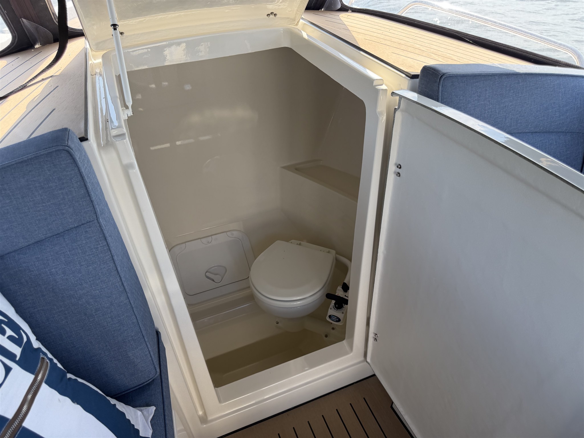 foto: 36 Interboat Intender 750 Cabin