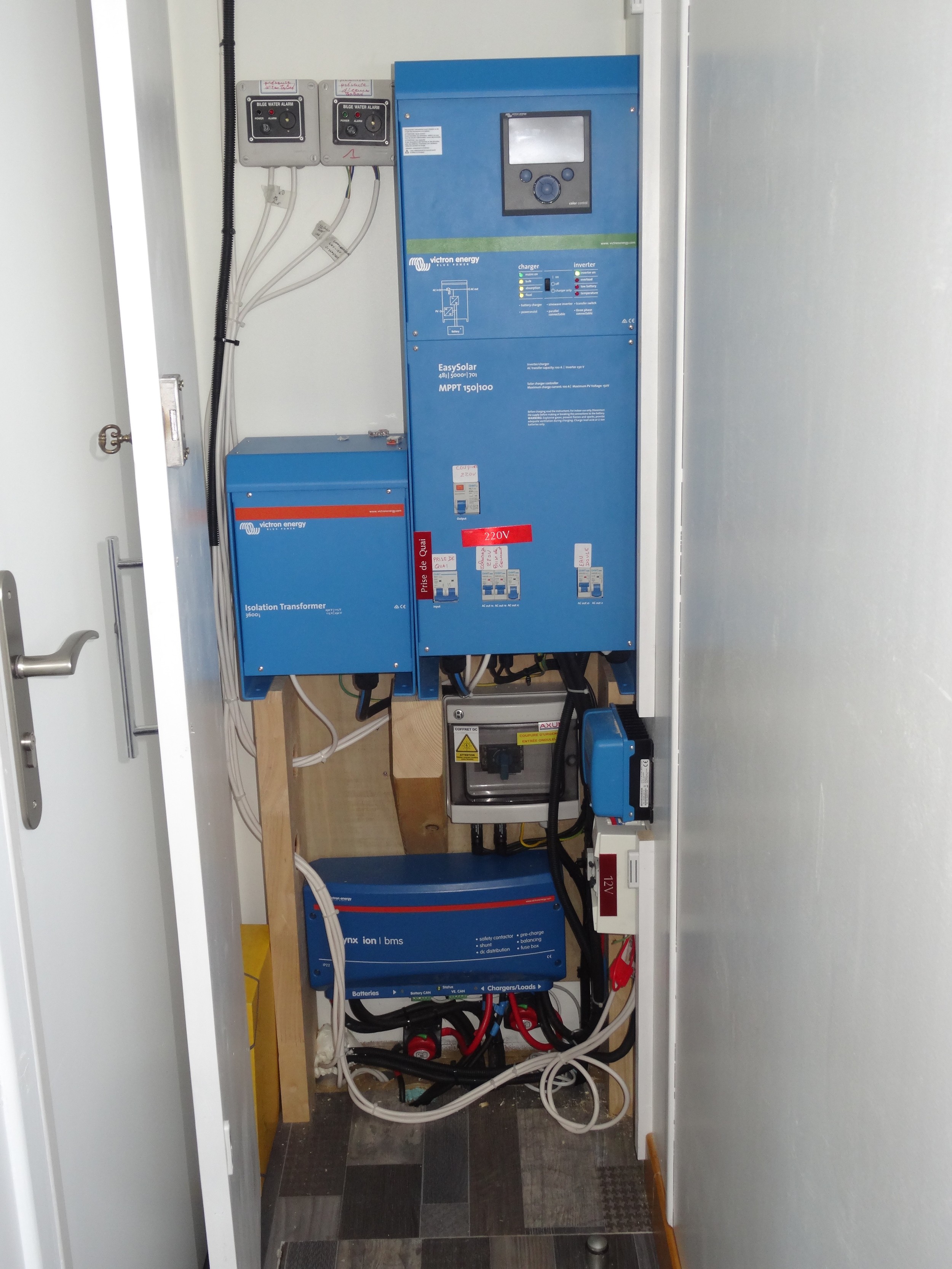 foto: 15 PHOEBUS COCHE SOLAIRE  LECTRICAL SELF POWERED BOAT Catamaran Standaard