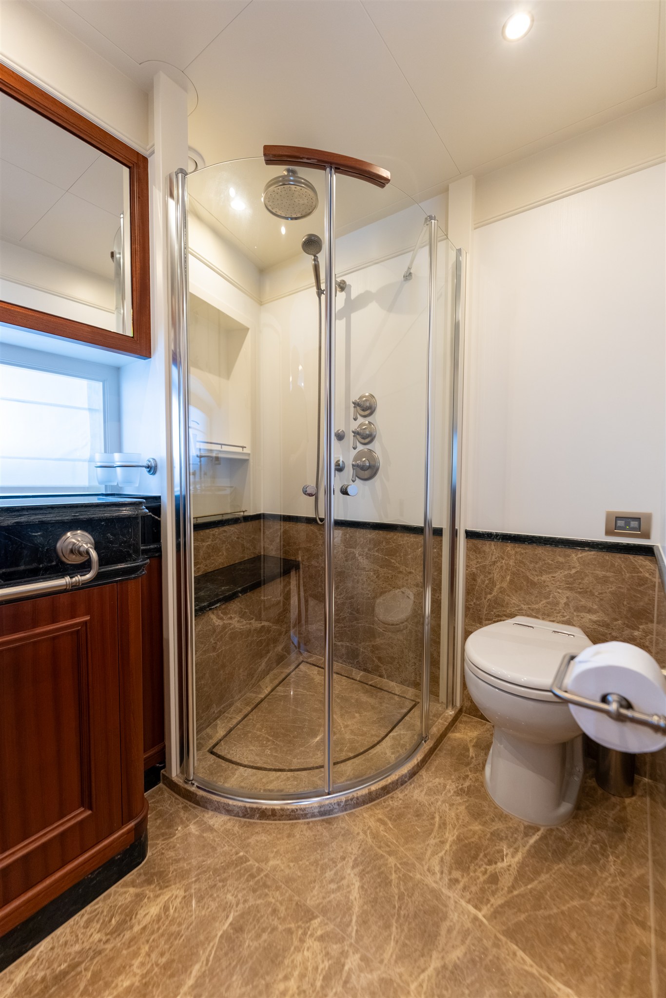foto: 89 Van Der Valk Shipyard Custom Explorer