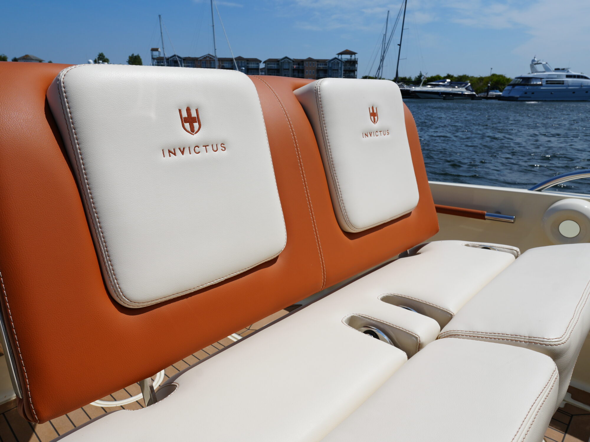 foto: 34 Invictus Invictus 270 CX