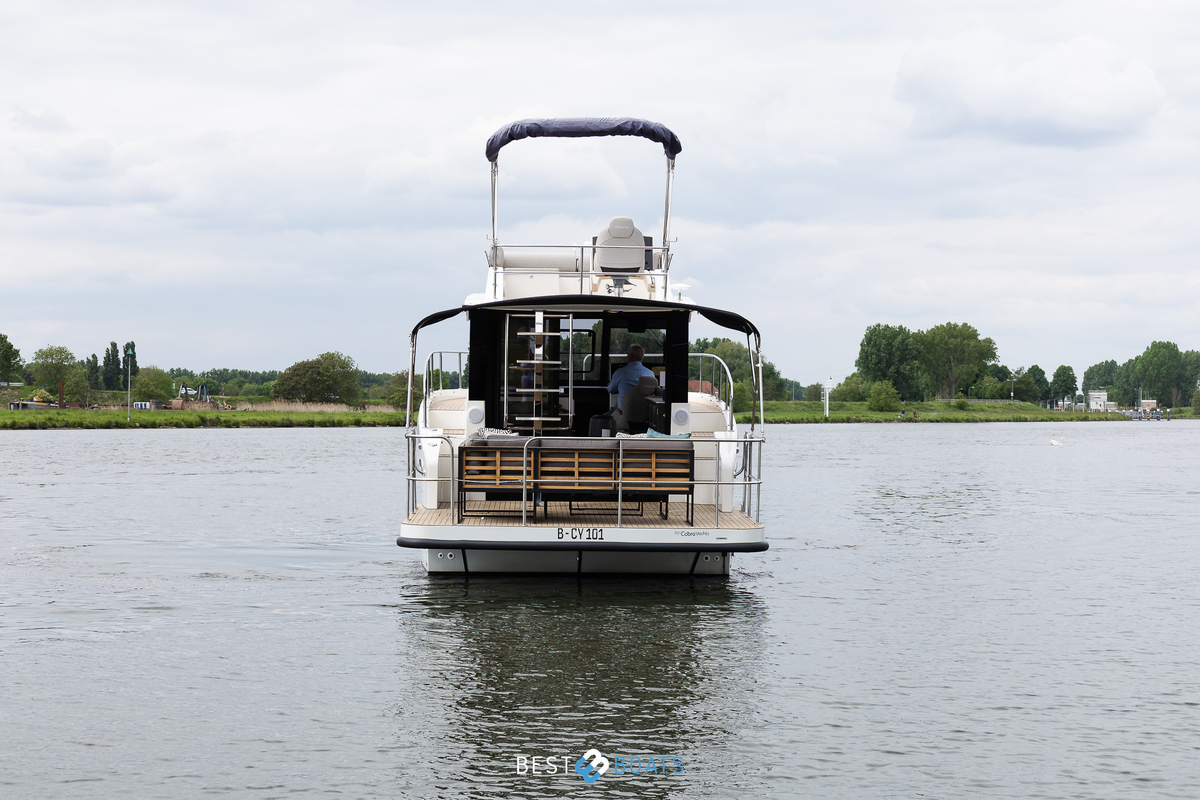foto: 47 Cobra Yachts Futura 36 Premium Fly