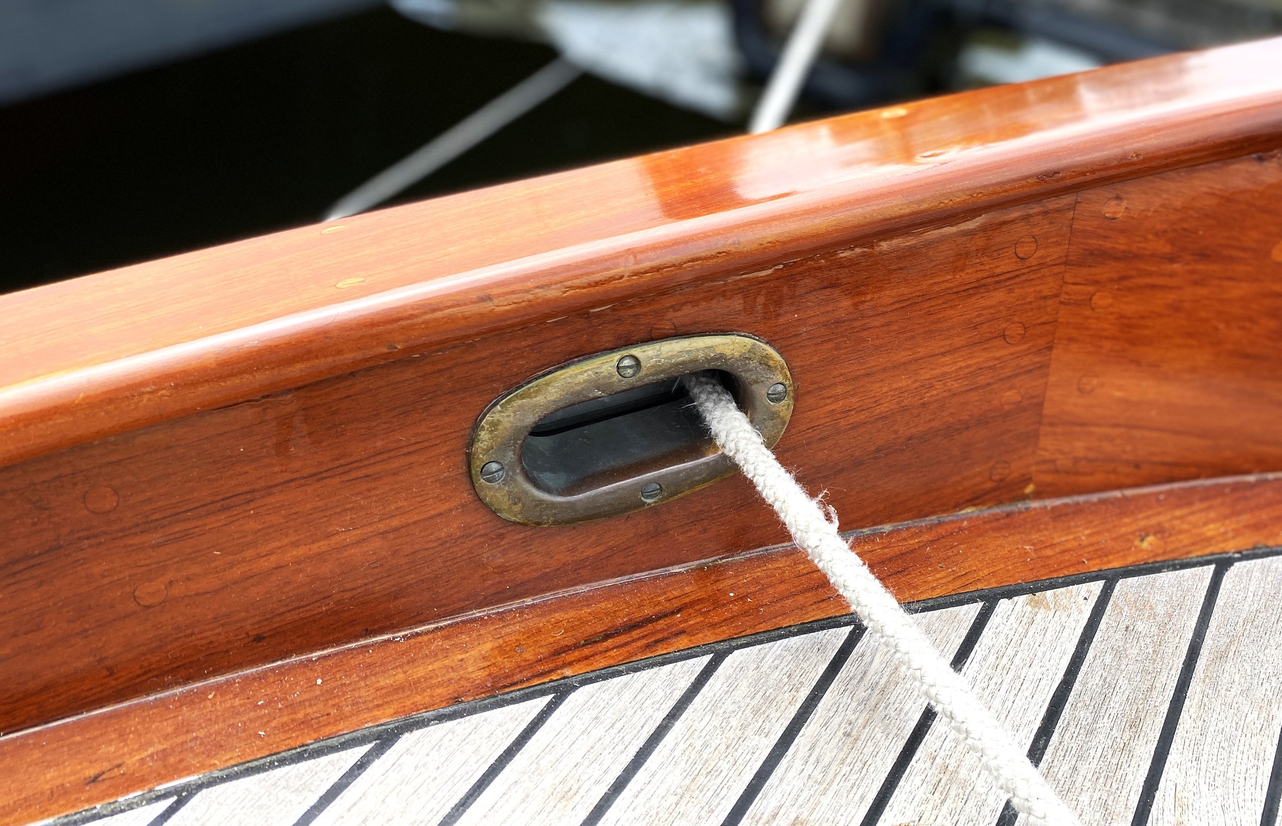 foto: 21 Scherpel Kajuitsloep Teak/ Mahonie