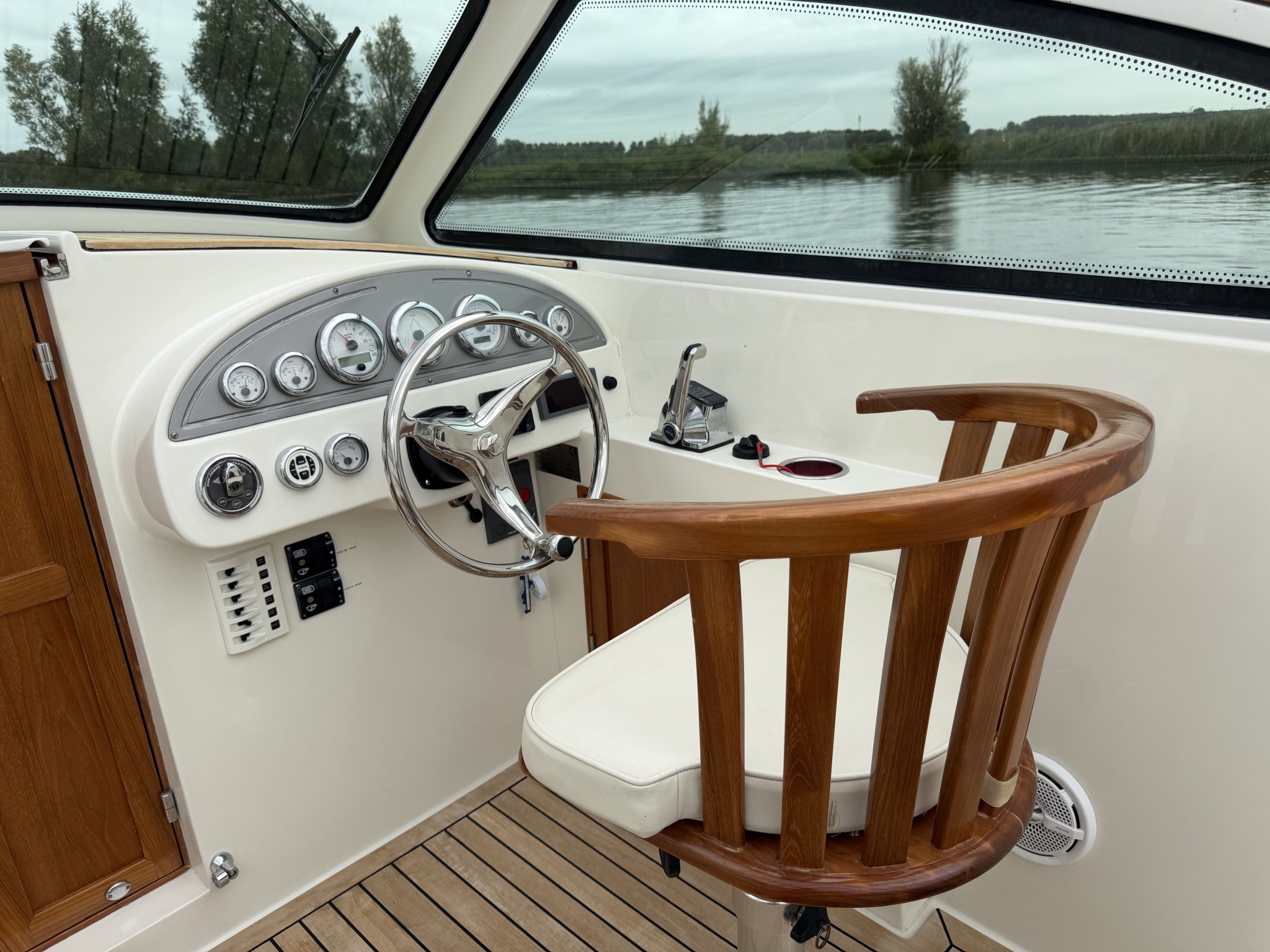 foto: 37 Long Island 33 Runabout