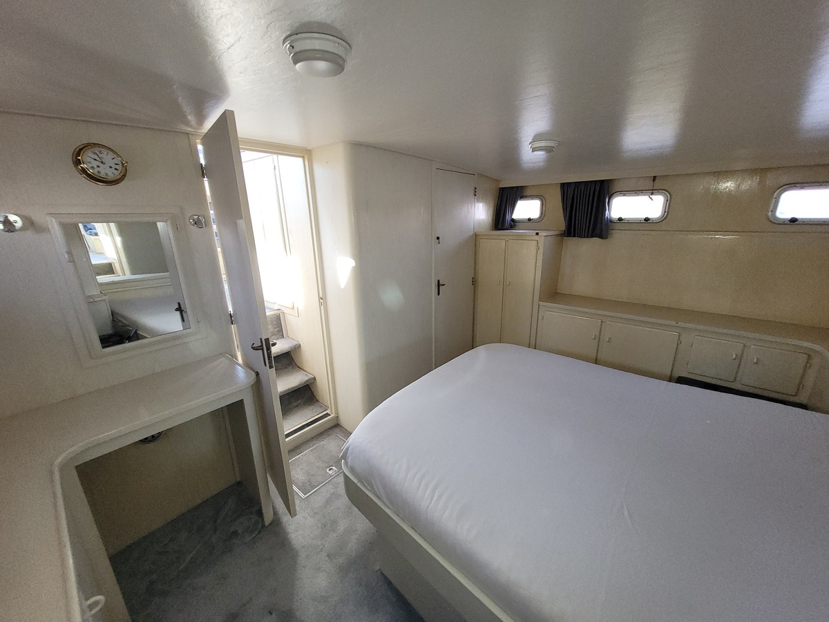 foto: 45 Linssen  42 SL 