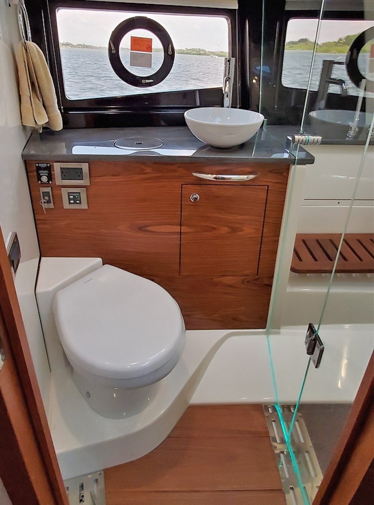 foto: 9 Boston Whaler 405 Conquest