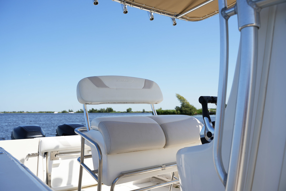 foto: 36 Boston Whaler 270 Outrage