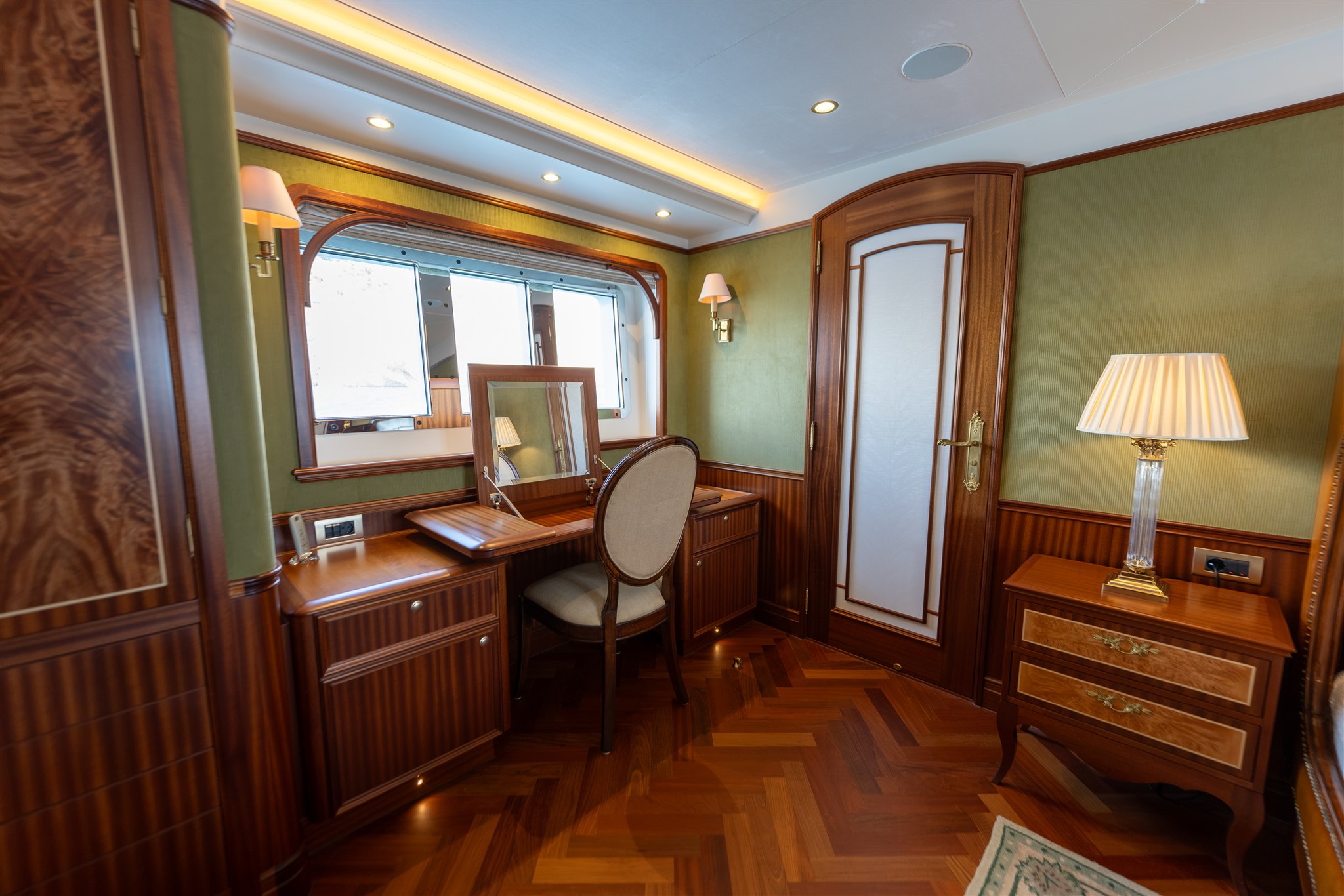foto: 91 Van Der Valk Shipyard Custom Explorer