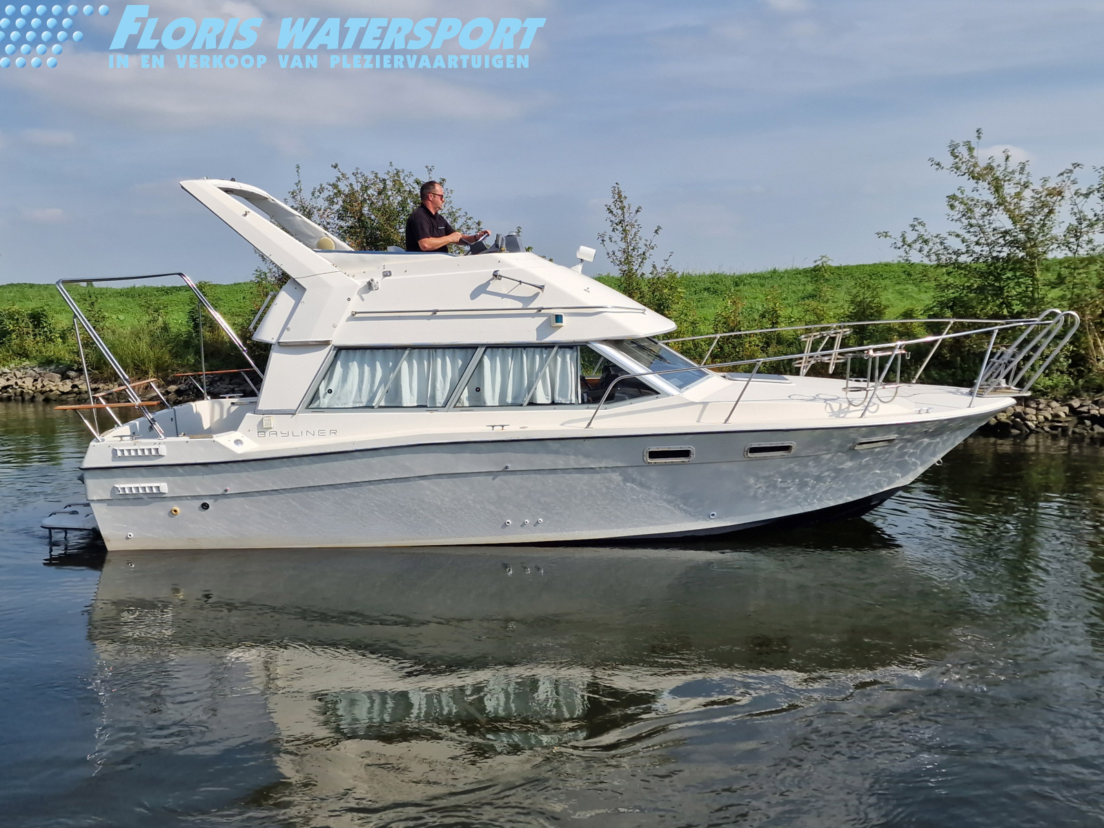foto: 16 Bayliner 2858 Fly