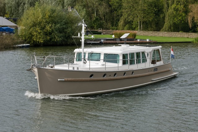 foto: 165 Serious Yachts Serious Yachts Gently Low Bridge 45 Sedan