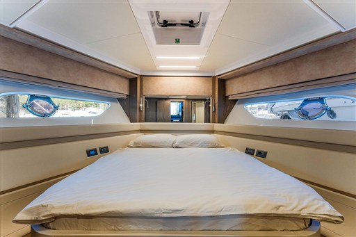 foto: 25 Ferretti Yachts 550