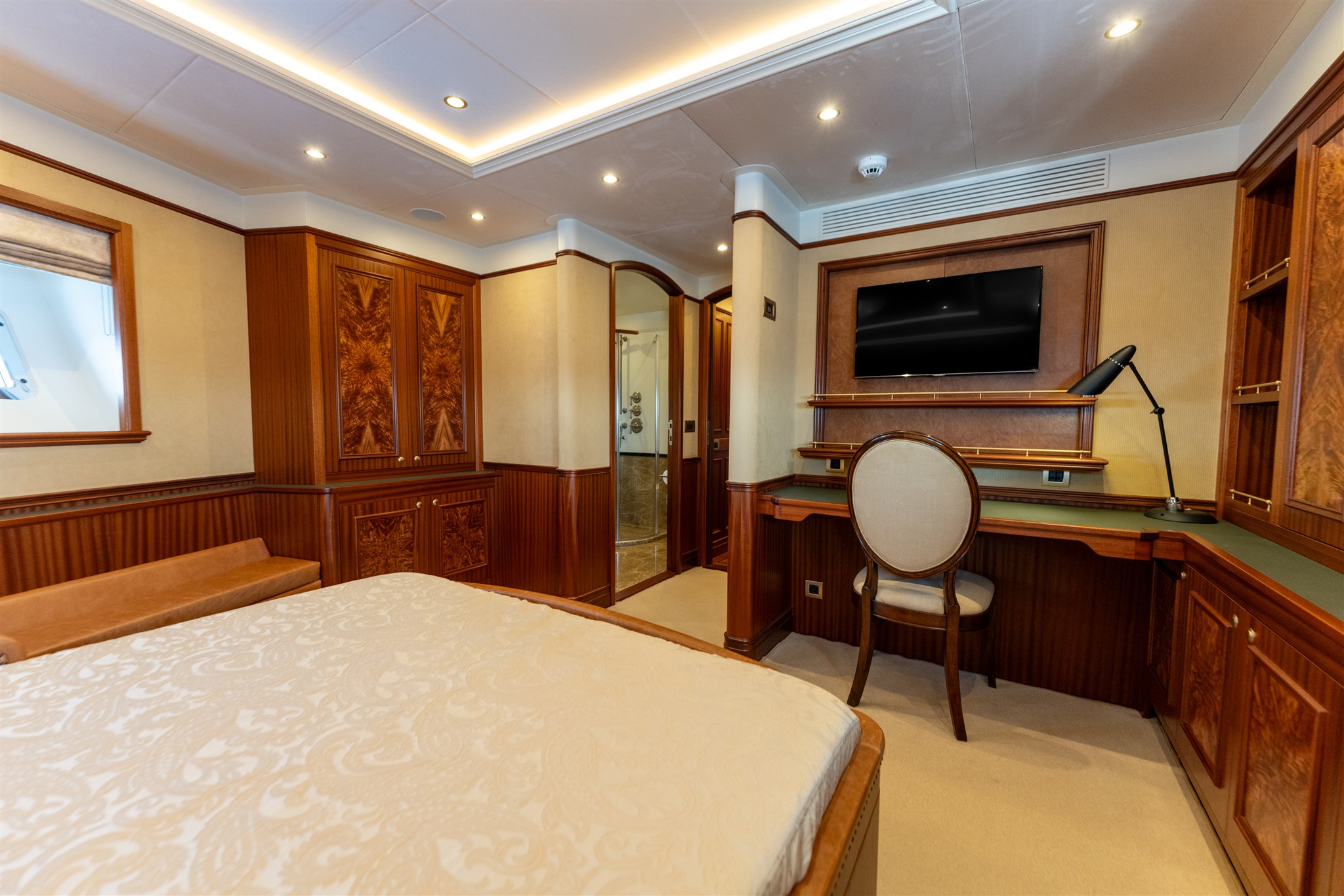 foto: 92 Van Der Valk Shipyard Custom Explorer