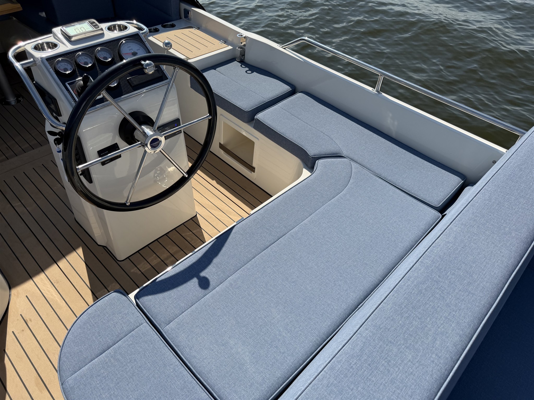 foto: 38 Interboat Intender 750 Cabin