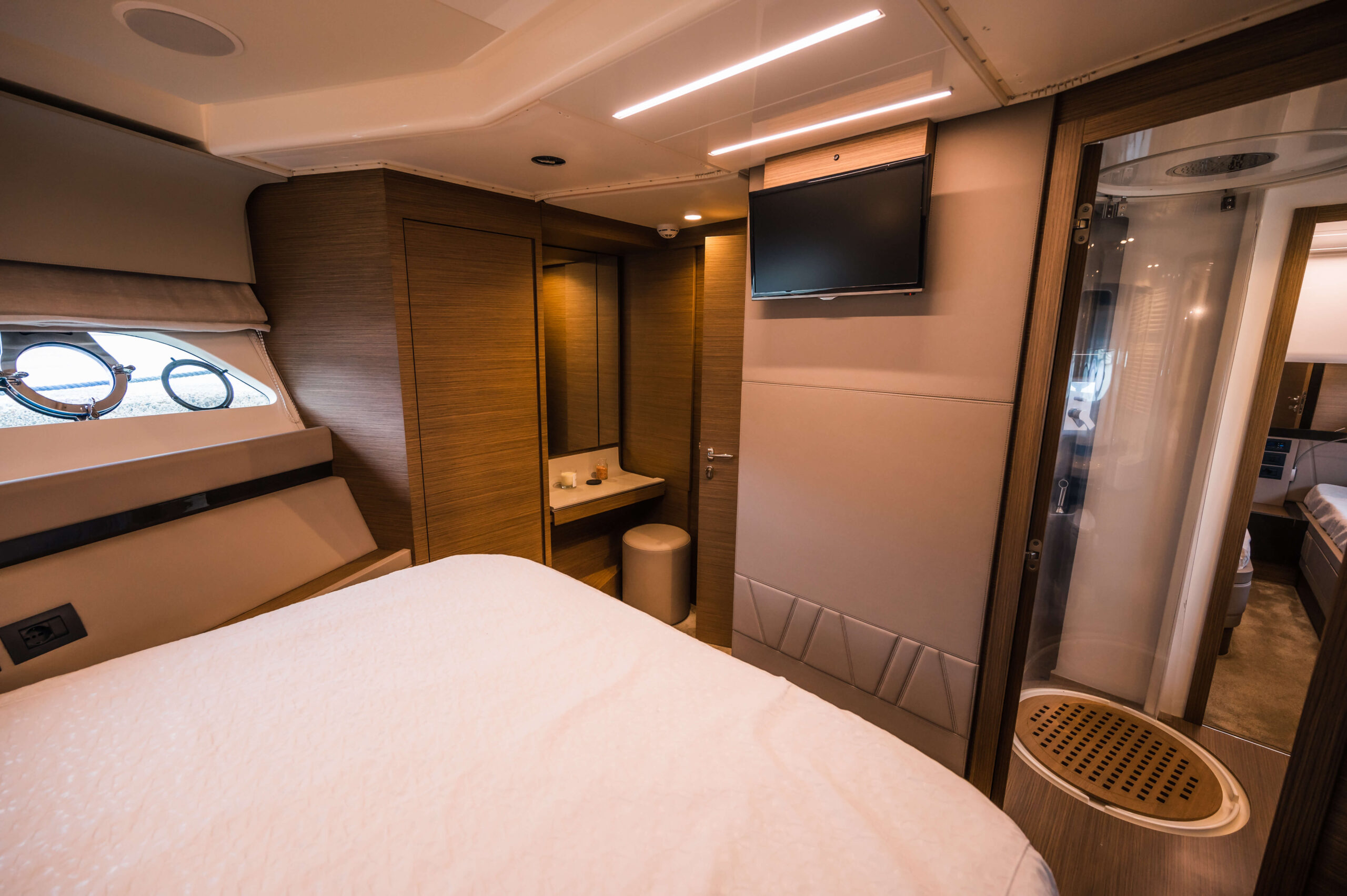 foto: 112 Ferretti Yachts 550