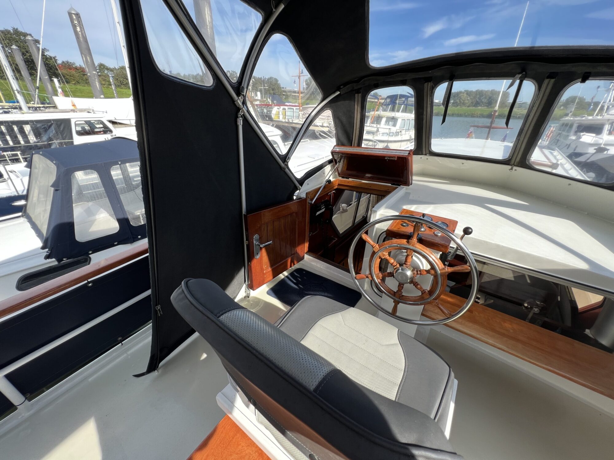 foto: 61 Beachcraft Beachcraft 11.30 AK Cabrio
