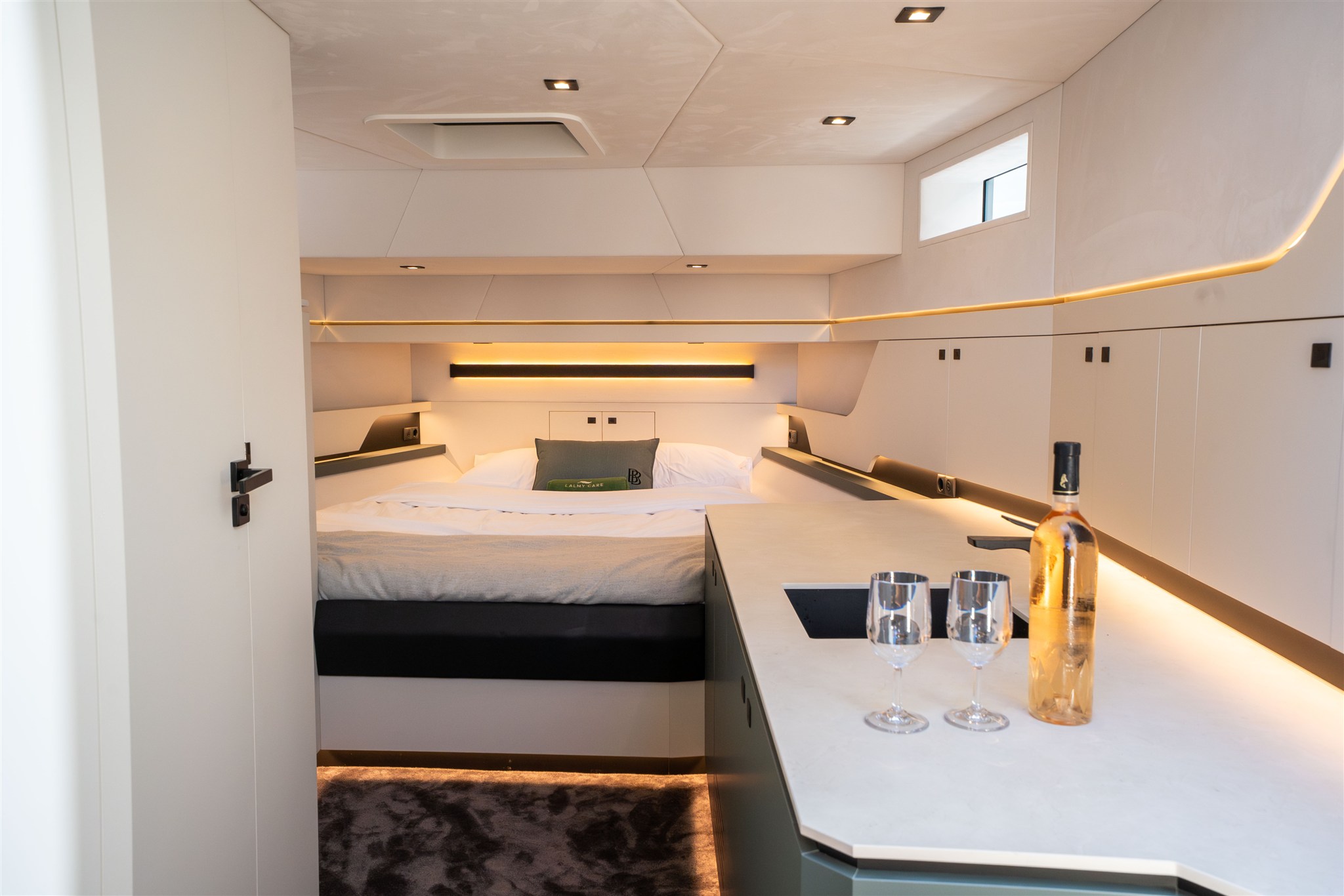 foto: 29 Vanquish Yachts VQ 54