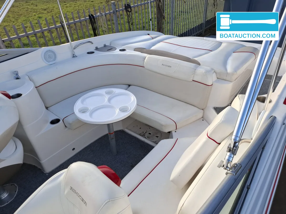 foto: 23 Rinker 246 Captiva Cuddy