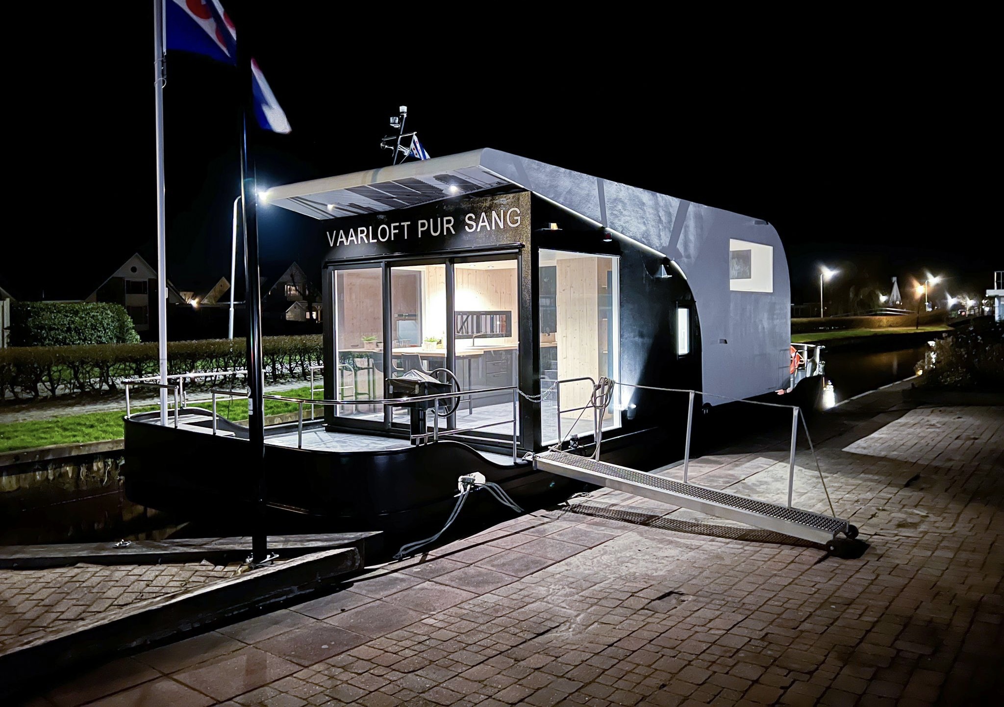 HOMESHIP VaarLoft Volledig Elektrische Houseboat