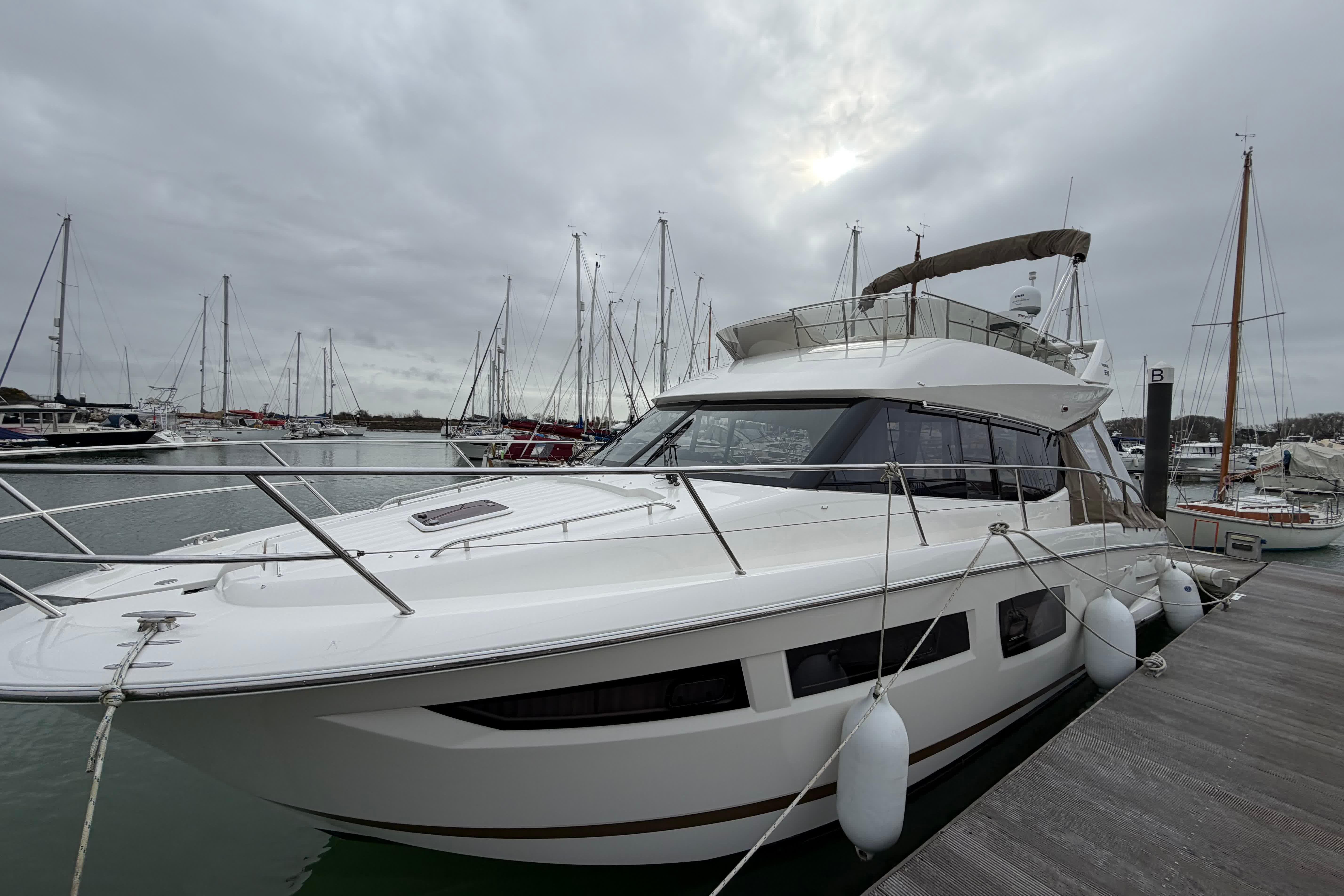 foto: 5 Prestige 350 fly
