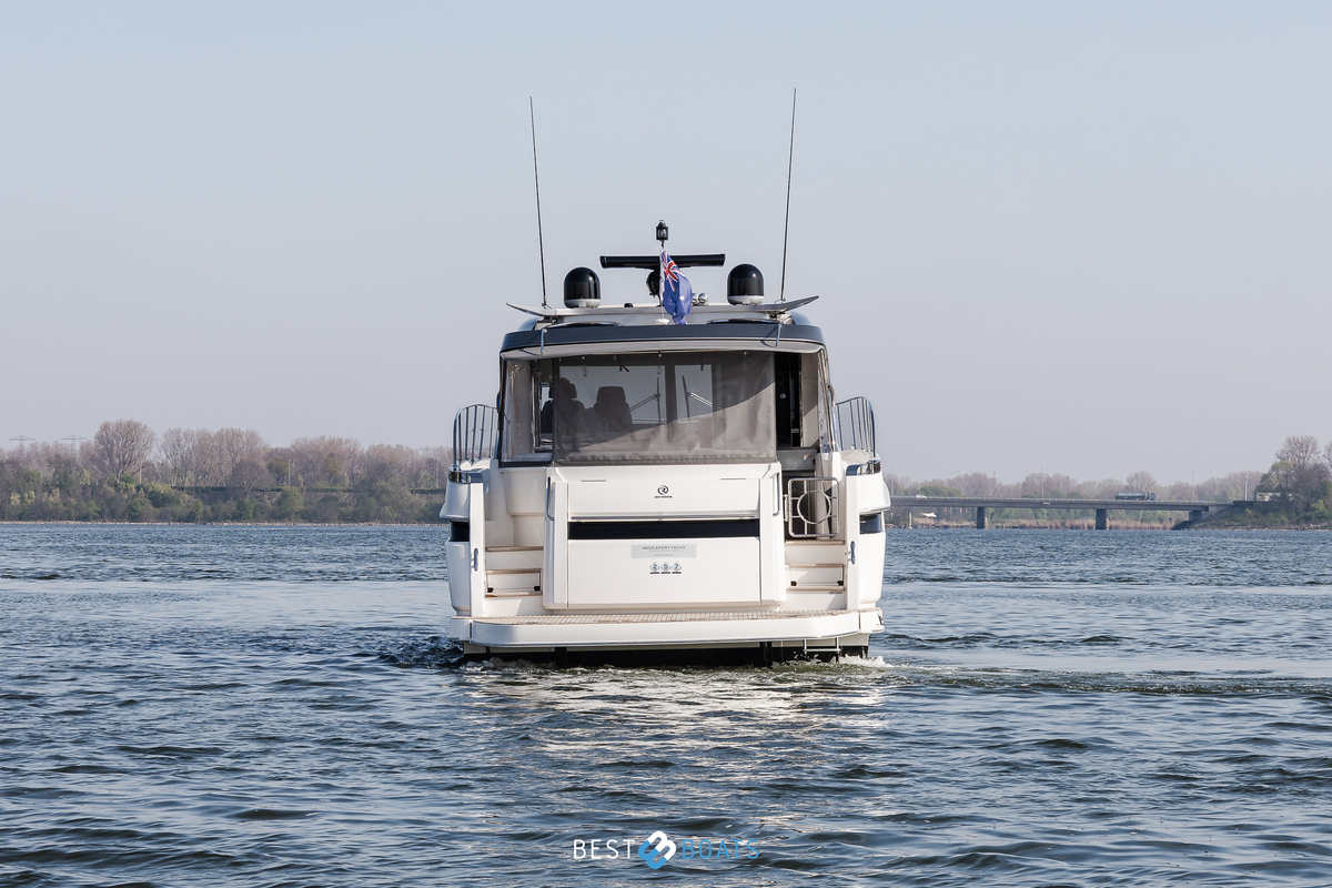 foto: 73 Riviera 4600 SPORT YACHT-PLATINUM EDITION