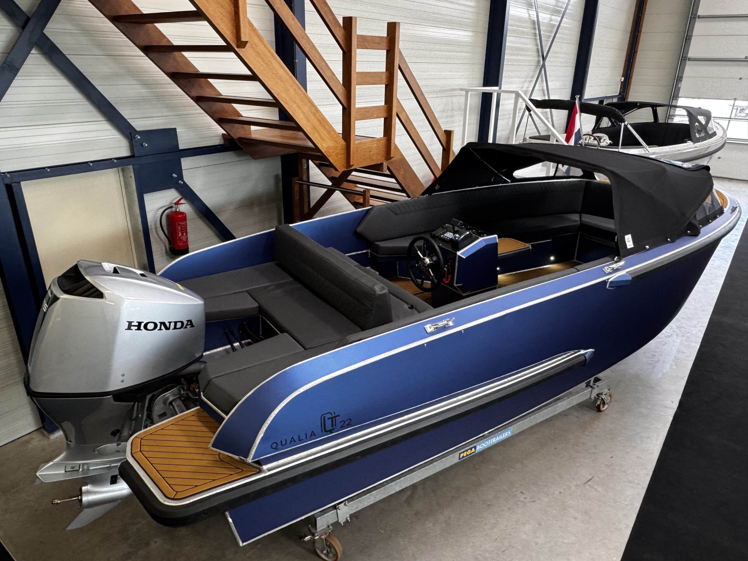 foto: 25 Qualia QT 22 Outboard